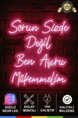 “Sorun Sizde Değil Ben Aşırı Mükemmelim” Neon Lamba – LED Duvar Dekoru, Tak Çalıştır Adaptörlü, Dekoratif Ayaklı Işıklı Yazı