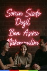 “Sorun Sizde Değil Ben Aşırı Mükemmelim” Neon Lamba – LED Duvar Dekoru, Tak Çalıştır Adaptörlü, Dekoratif Ayaklı Işıklı Yazı