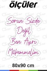 “Sorun Sizde Değil Ben Aşırı Mükemmelim” Neon Lamba – LED Duvar Dekoru, Tak Çalıştır Adaptörlü, Dekoratif Ayaklı Işıklı Yazı